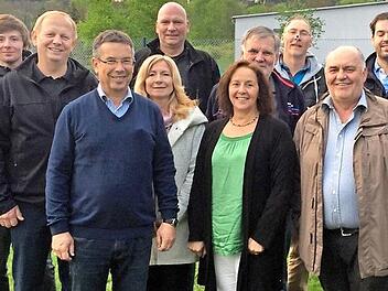 Eine neue Führungsmannschaft hat der Tennisclubs Marktrodach. An der Spitze seht nun ein Vorstandstrio mit Helmut Bürger, Eduard Schwarz und Guido Wich-Knoten (Erster, Dritter und Vierter von links). Foto: TCM/hf