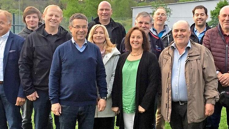Eine neue Führungsmannschaft hat der Tennisclubs Marktrodach. An der Spitze seht nun ein Vorstandstrio mit Helmut Bürger, Eduard Schwarz und Guido Wich-Knoten (Erster, Dritter und Vierter von links). Foto: TCM/hf