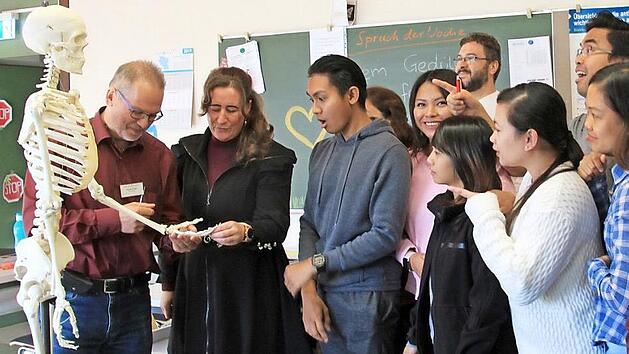 Viele neue Eindr&uuml;cke, Arbeitsprozesse und auch Fachausdr&uuml;cke: Die Sch&uuml;ler haben bisher schon viel gelernt. In ihren Heimatl&auml;ndern ist die Pflege teilweise v&ouml;llig anders, und die Grundpflege wird zum Beispiel meistens durch Angeh&ouml;rige gemacht.  Fotos: Theresa Schiffl