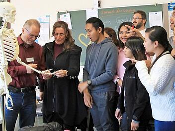 Viele neue Eindr&uuml;cke, Arbeitsprozesse und auch Fachausdr&uuml;cke: Die Sch&uuml;ler haben bisher schon viel gelernt. In ihren Heimatl&auml;ndern ist die Pflege teilweise v&ouml;llig anders, und die Grundpflege wird zum Beispiel meistens durch Angeh&ouml;rige gemacht.  Fotos: Theresa Schiffl