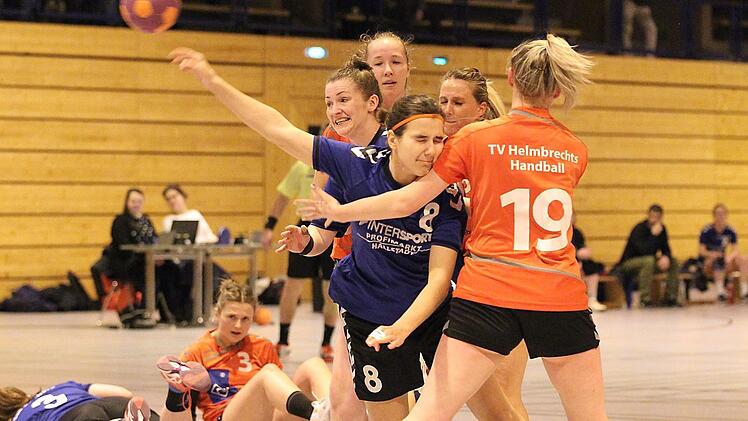 Handball ist ein Kontaktsport. Der HC Bamberg (in Blau) lernte das sp&auml;testens im Spiel gegen den TV Helmbrechts. sportpress