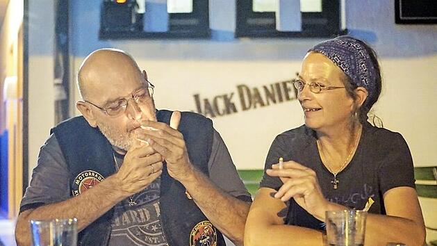 Ute und Fred Hofmann aus Hessen kommen gerne nach Kronach - aber nicht mehr im Winter, wenn sie zum Rauchen vor die Tür gehen müssen. Wo es sich vermeiden lässt, macht das Paar einen großen Bogen um das Rauchverbot.  Fotos: Bastian Sünkel