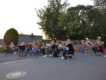 Musikproben der Musikanten unter freiem Himmel am Schondraer Kirchberg (im Bild). Am Samstag, 3. Oktober, geben sie eine Openair Abendserenade auf dem Schondraer Schulhof. Karten gibt es nur im Vorverkauf.Foto: Horst Conze