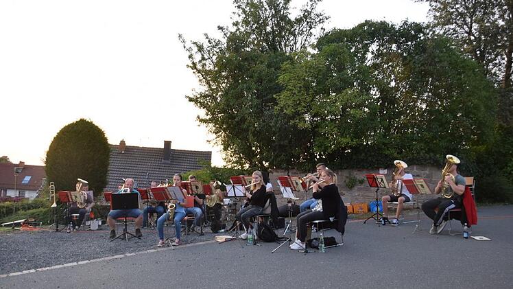 Musikproben der Musikanten unter freiem Himmel am Schondraer Kirchberg (im Bild). Am Samstag, 3. Oktober, geben sie eine Openair Abendserenade auf dem Schondraer Schulhof. Karten gibt es nur im Vorverkauf.Foto: Horst Conze