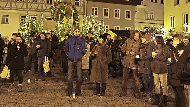 Rund 100 Menschen demonstrierten auf dem Kulmbacher Marktplatz gegen die Einführung einer Impfpflicht.