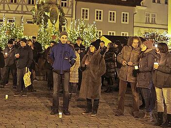 Rund 100 Menschen demonstrierten auf dem Kulmbacher Marktplatz gegen die Einführung einer Impfpflicht.
