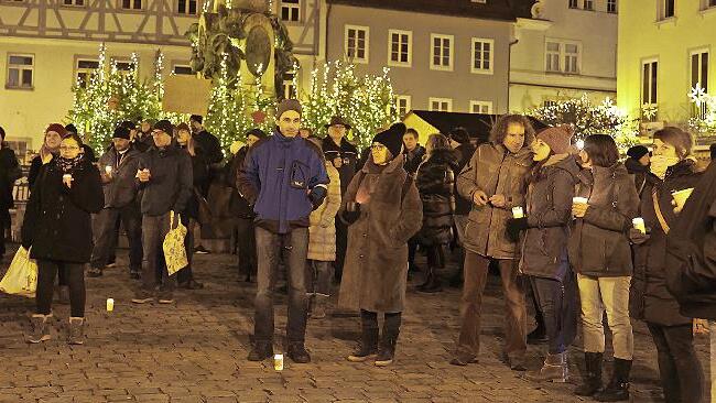 Rund 100 Menschen demonstrierten auf dem Kulmbacher Marktplatz gegen die Einführung einer Impfpflicht.