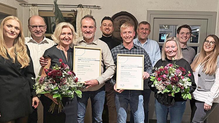 Von links: Leslie Horn, Gesch&auml;ftsf&uuml;hrer Ronald Meisel, Kerstin Kolinsky, Jubilar Klaus-Dieter Kolinsky, Sebastian Meisel, Jubilar Marcus Nowak, Gesch&auml;ftsf&uuml;hrer Hartmut Gottzmann, Agnes Nowak, Pascal Gottzmann, Sinah Gottzmann.