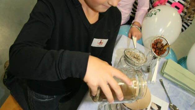 Oliver Wolfram experimentiert mit der Kläranlage. Foto: Adam