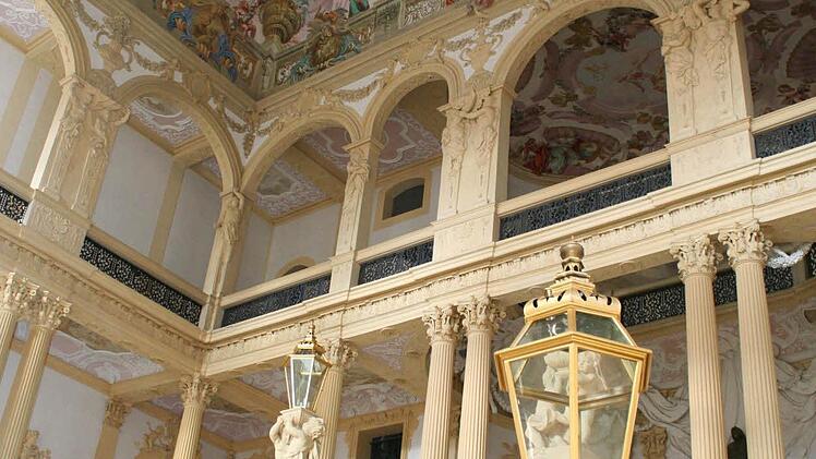 Nach dem Marmorsaal folgt die Restaurierung des berühmten Treppenhauses, dessen Deckengemälde ähnliche Schäden aufweist.