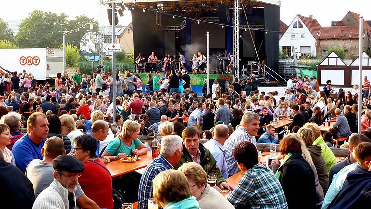 Auf dem Festplatz am Altmain  Fotos: Alfons Beuerlein