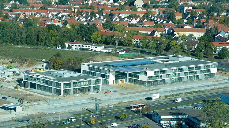 Brose baut an der Breitenau einen Sozialtrakt (links) und ein Verwaltungsgebäude. Im Hintergrund ist die Eintracht-Gaststätte zu sehen. Foto: Ronald Rinklef