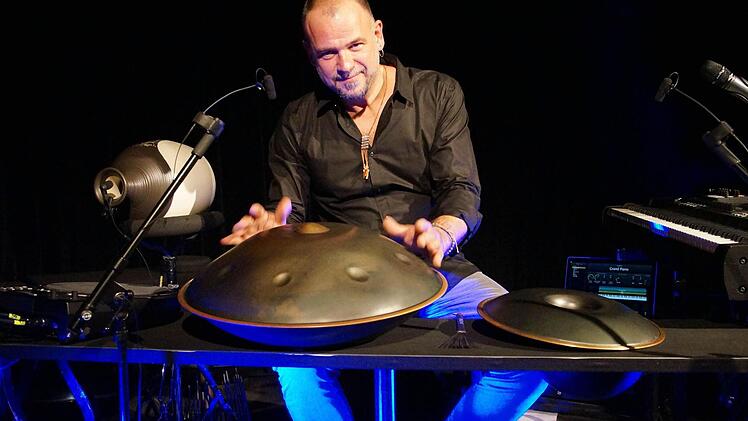 Martin Kälberer ist ein Künstler am Klavier, aber auch an seinen Metallinstrumenten. Mit seinem Konzert "Suono" faszinierte er die Zuhörer in der vollbesetzten Rathaushalle in Haßfurt. Foto: Ulrike Langer