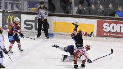 Die nächste Bauchlandung wollen Alexandr Andrusovich (vorne, im Spiel beim ERV Schweinfurt) unbedingt vermeiden im ersten Heimspiel der Zwischenrunde gegen den EV Fürstenfeldbruck. Foto: Kleiner Strolch