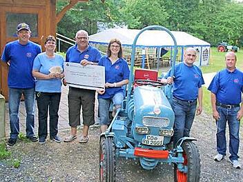Steffen Fischer und Thomas Billinger überreichen gemeinsam mit Ortssprecherin Monika Wolf den Spendenscheck über 1250 Euro an Stiftungsrat Hartmut Bohl (von rechts). Das Ehepaar Manuela und Klaus Prediger (Seßlach, links) legte noch 400 Euro drauf.  Foto: Bettina Knauth