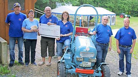 Steffen Fischer und Thomas Billinger überreichen gemeinsam mit Ortssprecherin Monika Wolf den Spendenscheck über 1250 Euro an Stiftungsrat Hartmut Bohl (von rechts). Das Ehepaar Manuela und Klaus Prediger (Seßlach, links) legte noch 400 Euro drauf.  Foto: Bettina Knauth