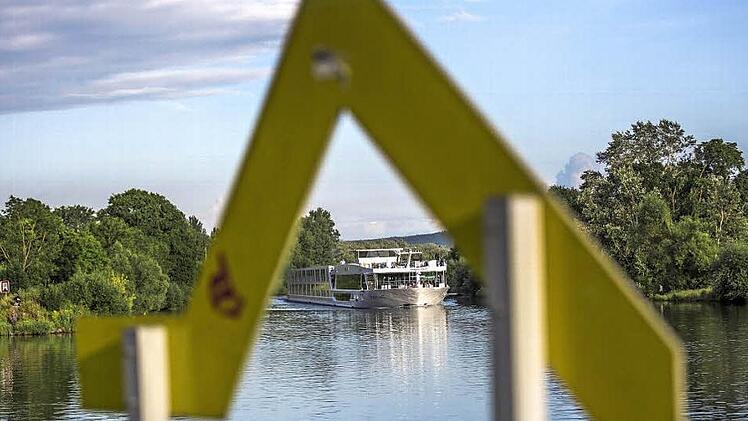 Ein Hotelschiff kommt "um die Ecke": Auf dem Main nahe dem Haßfurter Hafen hat unser Fotograf René Ruprecht das Wasserfahrzeug "erwischt".