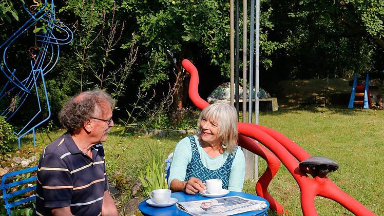 Im Garten von Gundi und Ernst Schmidt ist die Leuchte von vielen Kunstobjekten umgeben. Foto: Matthias Hoch
