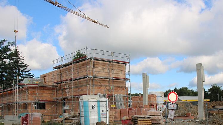 In der Bürgermeister-Kleinlein-Straße etwa wird auf dem alten Bahnhofsgelände, das über viele Jahre brach lag, für Edeka ein neuer Markt errichtet. Foto: Alexander Hartmann