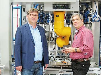 Mirko Doerk und Rolf Eberhardt, die ebiden Geschäftsführer der Inka System GmbH in Heiligenstadt , vor einer Sondermaschine  Fotos: Carmen Schwind