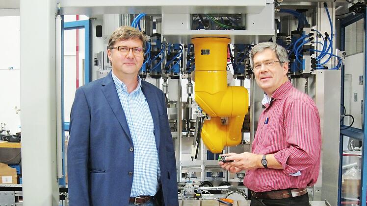 Mirko Doerk und Rolf Eberhardt, die ebiden Geschäftsführer der Inka System GmbH in Heiligenstadt , vor einer Sondermaschine  Fotos: Carmen Schwind