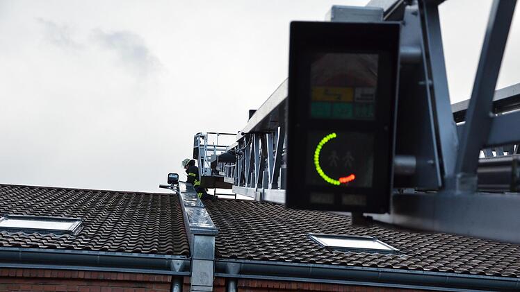 Sturmtief Friederike sorgte in Erlangen für 30 Einsätze der Feuerwehren. Bäume stürzten um, in einem Fall musste ein Gerüst gesichert werden. Foto: Feuerwehr Erlangen