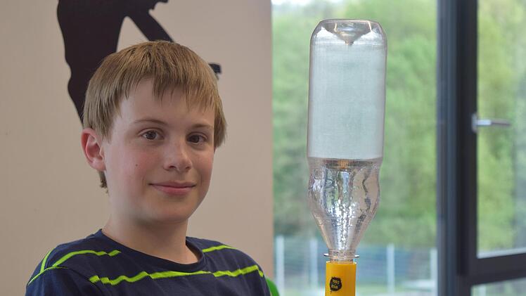 Der zwölfjährige Andreas zeigt eines der Experimente der Tüftelwerkstatt, einen Strudel in der Wasserflasche. Foto: Daniela Pondelicek