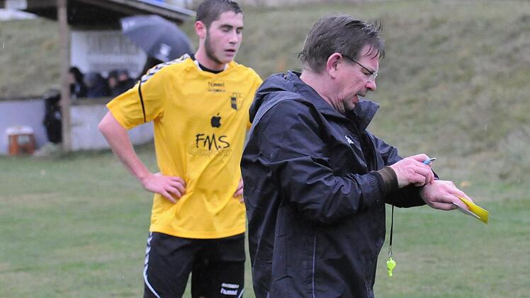 "Schiri, ich hab' doch nix gemacht" - Schiedsrichter Manfred Sch&auml;fer schreibt hier im Spiel Wollbach - Oerlenbach eine "Gelbe" auf.ssp