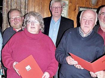 Ehrungen standen im Mittelpunkt eines Treffens ders SPD-Ortsvereins Himmelkron-Gössenreuth. Im Bild (von links) SPD-Gemeinderat Ottmar Schmiedel, MdL Klaus Adelt, Gabriele Schneider, SPD-Ortsvorsitzender Rudi Gumtow, Erich Ulm, 3. Bürgermeister Peter Aßmann und MdL Inge Aures.  Foto: Werner Reißaus