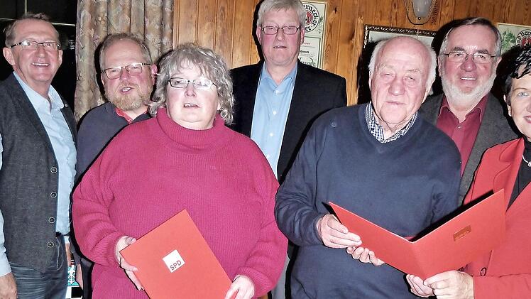 Ehrungen standen im Mittelpunkt eines Treffens ders SPD-Ortsvereins Himmelkron-Gössenreuth. Im Bild (von links) SPD-Gemeinderat Ottmar Schmiedel, MdL Klaus Adelt, Gabriele Schneider, SPD-Ortsvorsitzender Rudi Gumtow, Erich Ulm, 3. Bürgermeister Peter Aßmann und MdL Inge Aures.  Foto: Werner Reißaus