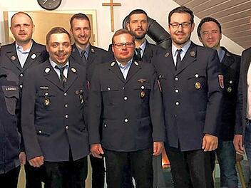 Die neue F&uuml;hrungsmannschaft der Feuerwehr St&uuml;cht-Reckendorf mit B&uuml;rgermeister Helmut Kr&auml;mer (rechts) und Kreisbrandmeister Siegfried Kormann (links). Foto: privat