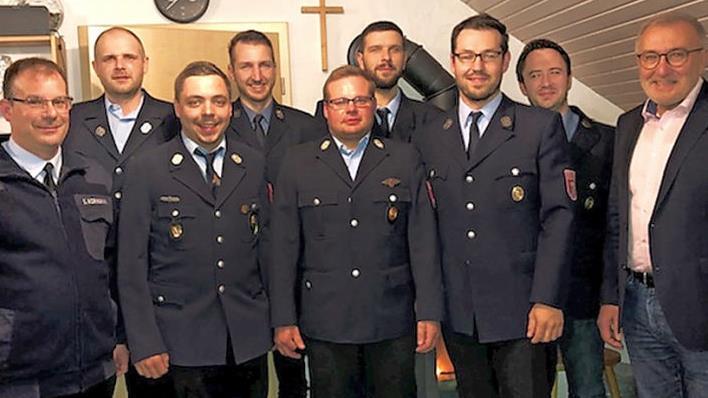 Die neue F&uuml;hrungsmannschaft der Feuerwehr St&uuml;cht-Reckendorf mit B&uuml;rgermeister Helmut Kr&auml;mer (rechts) und Kreisbrandmeister Siegfried Kormann (links). Foto: privat