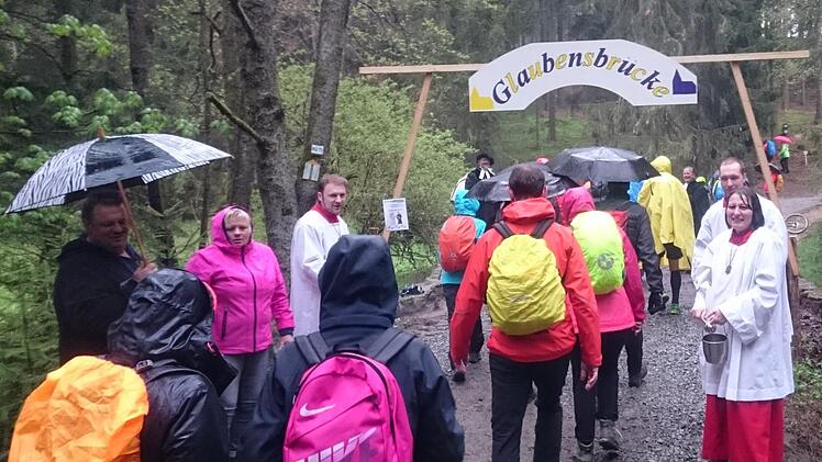 Im vergangenen Jahr meinte es das Wetter mit den Wanderern nicht gut. Doch die 660 Teilnehmer trotzten dem Regen. Foto: Berthold Köhler