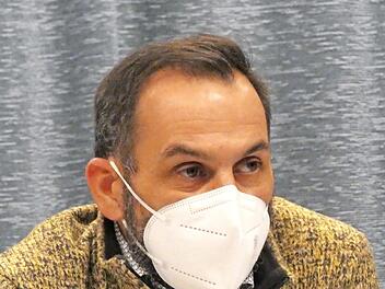 Die Bürgermeister der Mitgliedsgemeinden Gädheim, Theres und Wonfurt leben das Tragen einer Maske im Büro der Verwaltungsgemeinschaft und bei Sitzungen vor, wie Wonfurts Bürgermeister Holger Baunacher in der VG-Versammlung erklärte.  Foto: Christian Licha