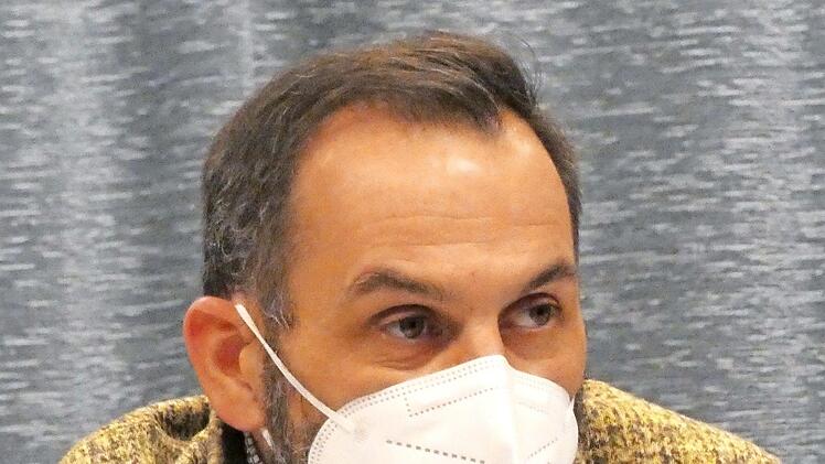 Die Bürgermeister der Mitgliedsgemeinden Gädheim, Theres und Wonfurt leben das Tragen einer Maske im Büro der Verwaltungsgemeinschaft und bei Sitzungen vor, wie Wonfurts Bürgermeister Holger Baunacher in der VG-Versammlung erklärte.  Foto: Christian Licha