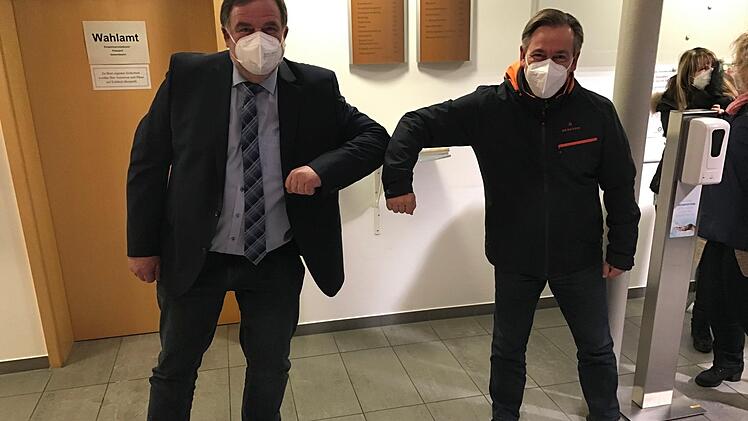 Karl-Heinz Hertlein und der erste Gratulant Alexander Tritthart. Der Landrat gratulierte seinem Parteifreund zu dem Ergebnis.  Michael Busch