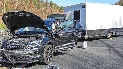Ein Fahrzeug mit Anh&auml;nger stellte sich auf der A&nbsp;70 zwischen Schonungen und Ha&szlig;furt quer.