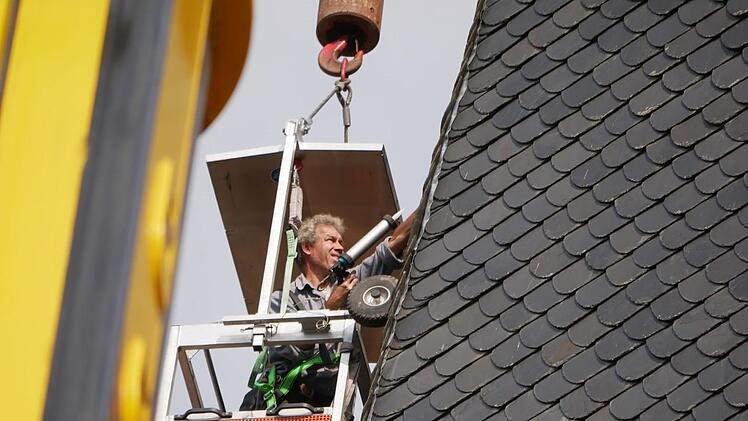 Jürgen Behr bei der Arbeit am Kirchturm. Foto: Heike Beudert
