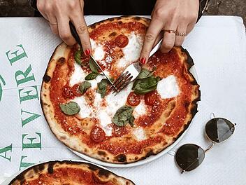Eine leckere Pizza kannst du auch in Schweinfurt finden.
