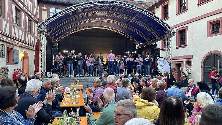 Das Weinfest des Musik- und Spielmannszugs Forchheim fand im Innenhof der Kaiserpfalz statt.