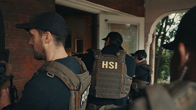 Agenten von Homeland Security Investigations sichern wichtige Spuren.