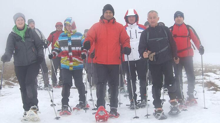 Schneeschuhtour mit Pater Augustin Paramabakathu (Mitte) und dem Rhön-Yeti Andre Schmitt (zeiter von rechts) zu Gunsten des Indienprojektes "Ein Haus zum Lernen".