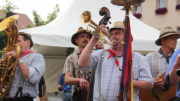 Urige Musik aus der Rhön gab es von den "Spräublöäsern", die aus Riedenberg und Geroda anreisten.