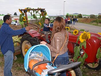 Kind auf Traktor, Kürbisse im Kinderwagen: In Altendorf spielten die kugeligen Früchte die Hauptrolle. Fotos: Andrea Spörlein