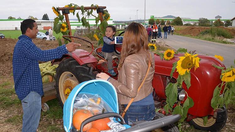 Kind auf Traktor, Kürbisse im Kinderwagen: In Altendorf spielten die kugeligen Früchte die Hauptrolle. Fotos: Andrea Spörlein