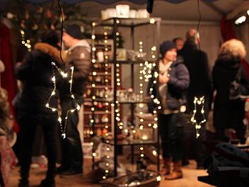 Vorweihnachtliche Stimmung verbreiteten Aussteller im historischen Schlosspark des Staatsbades am Wochenende. Foto: Ulrike Müller