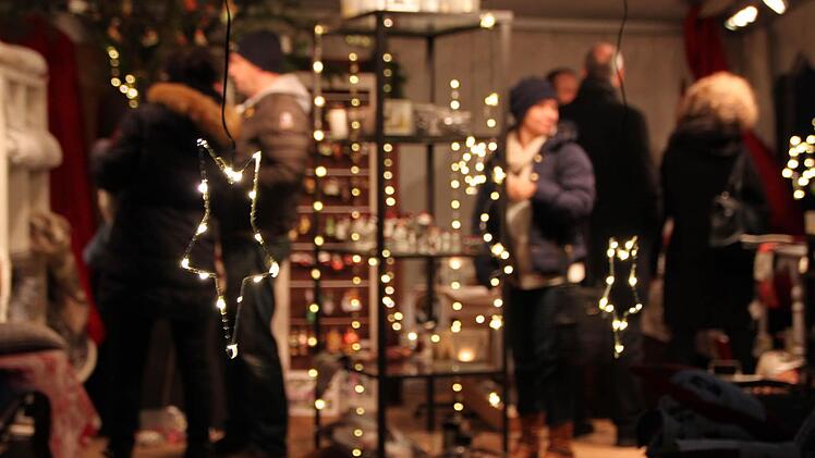 Vorweihnachtliche Stimmung verbreiteten Aussteller im historischen Schlosspark des Staatsbades am Wochenende. Foto: Ulrike Müller