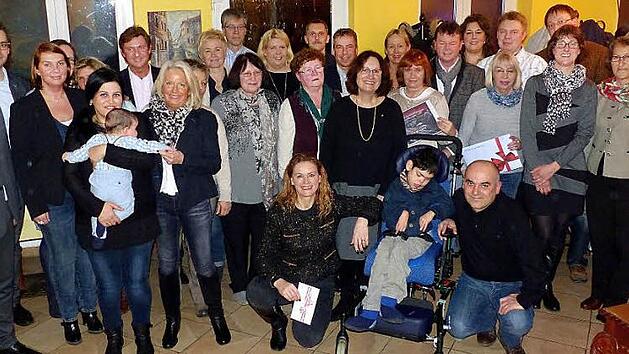 Nur zufriedene Gesichter gab es bei der &Uuml;bergabe der 7000-Euro- Spende an die Familie Dogru (hockend) und der Preise an die Gewinner bei der Dreik&ouml;nigslos-Aktion des Kiwanis-Clubs Kulmbach im Restaurant "Alla Rustica". Foto: Dieter H&uuml;bner