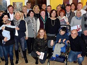 Nur zufriedene Gesichter gab es bei der Übergabe der 7000-Euro- Spende an die Familie Dogru (hockend) und der Preise an die Gewinner bei der Dreikönigslos-Aktion des Kiwanis-Clubs Kulmbach im Restaurant "Alla Rustica". Foto: Dieter Hübner
