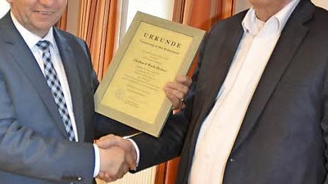 Bürgermeister Norbert Gräbner (links) überreicht Gerhard Wich-Heiter die Dankesurkunde für sein Wirken in der Gemeinde. Foto: eh